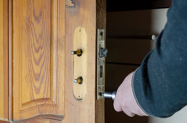 Signs It's Time to Call a Deadbolt Replacement Professional