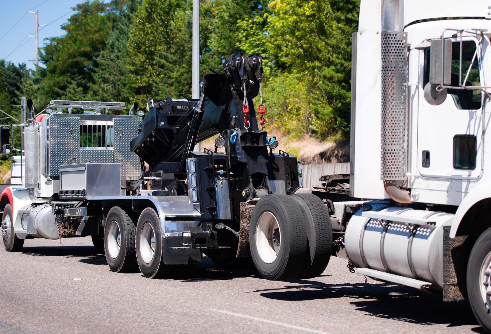 How Emergency Local Towing Services Handle Towing for Commercial Vehicles?